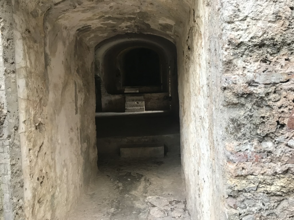 ジブラルタルロックの中の古い広間